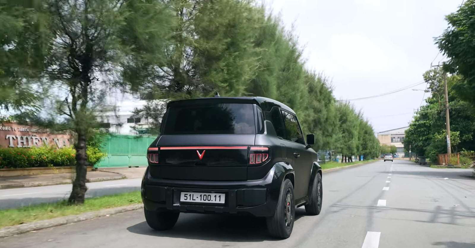 "Pháp sư" Mr. Xuân Hoàn thay áo mới cho VinFast VF 3: mini Defender phiên bản "hoàng tử bóng đêm", cặp đèn pha đổi màu theo ý thích- Ảnh 5.