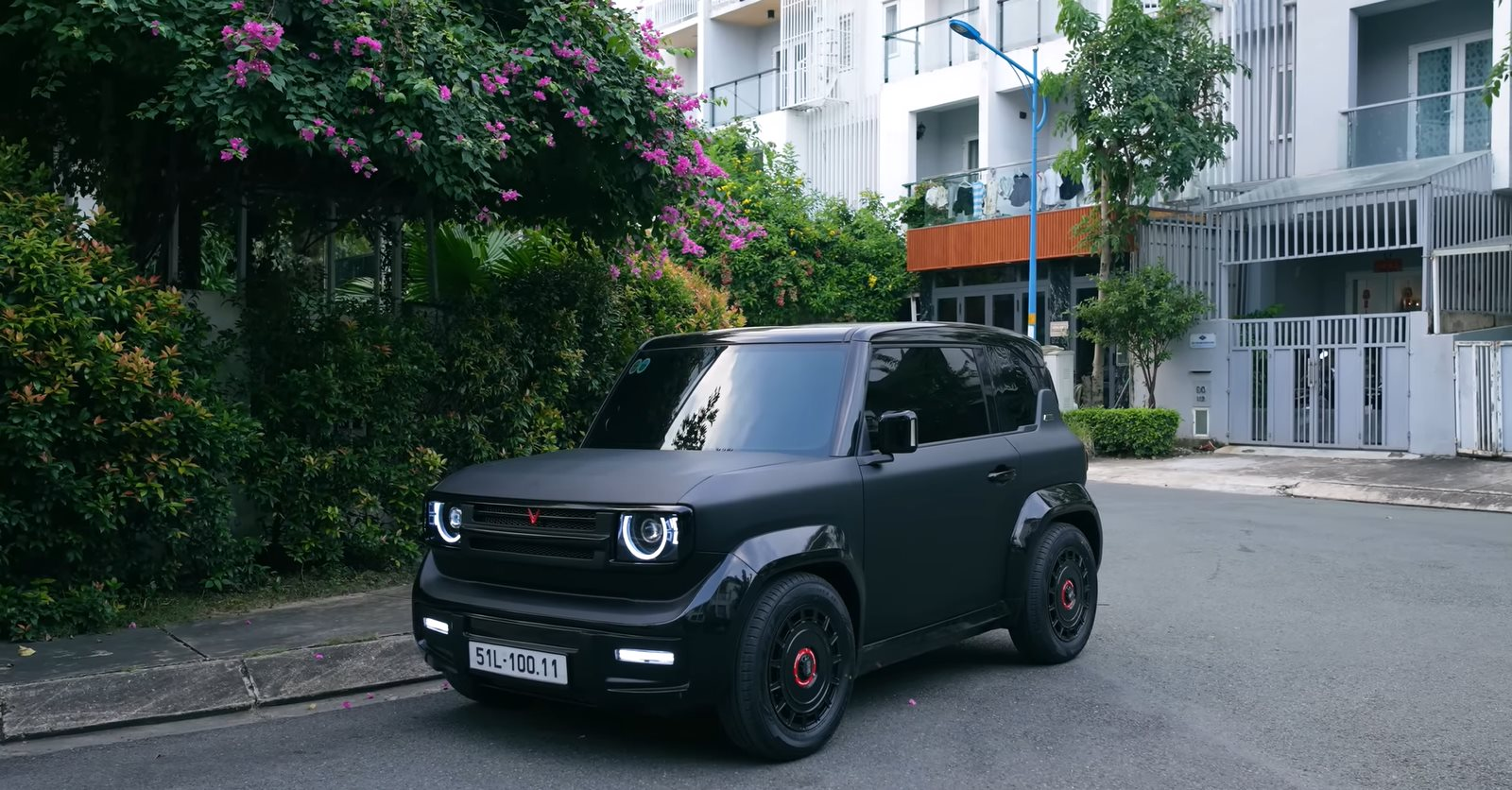 "Pháp sư" Mr. Xuân Hoàn thay áo mới cho VinFast VF 3: mini Defender phiên bản "hoàng tử bóng đêm", cặp đèn pha đổi màu theo ý thích- Ảnh 7.