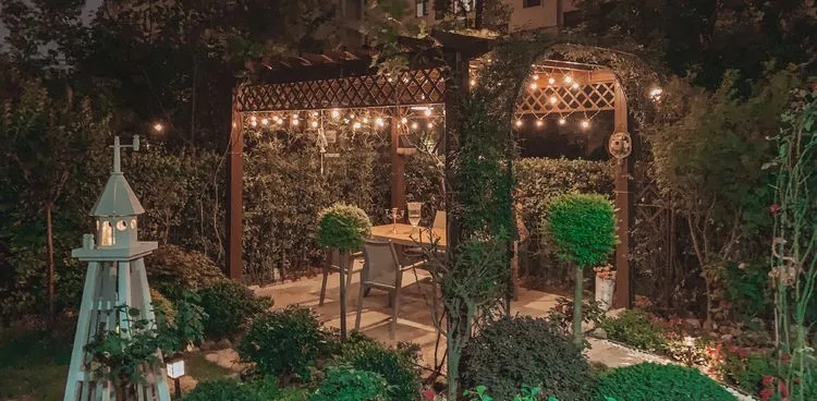 Cặp đôi dành 1 năm để biến khoảng sân 120m2 thành một khu vườn xinh đẹp và lãng mạn- Ảnh 13.