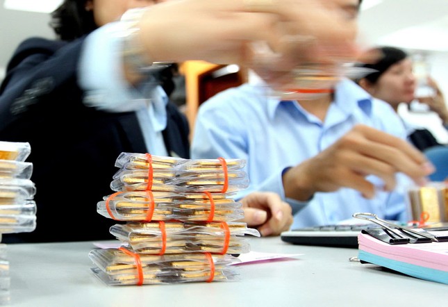 Người mua v&agrave;ng lỗ nặng- Ảnh 1.