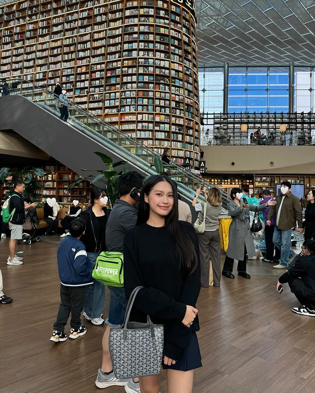 Bà xã Đoàn Văn Hậu khoe góc nghiêng cực phẩm, cùng nàng WAG xinh nhất làng bóng đá đọ sắc càng "gấp đôi visual"- Ảnh 10.