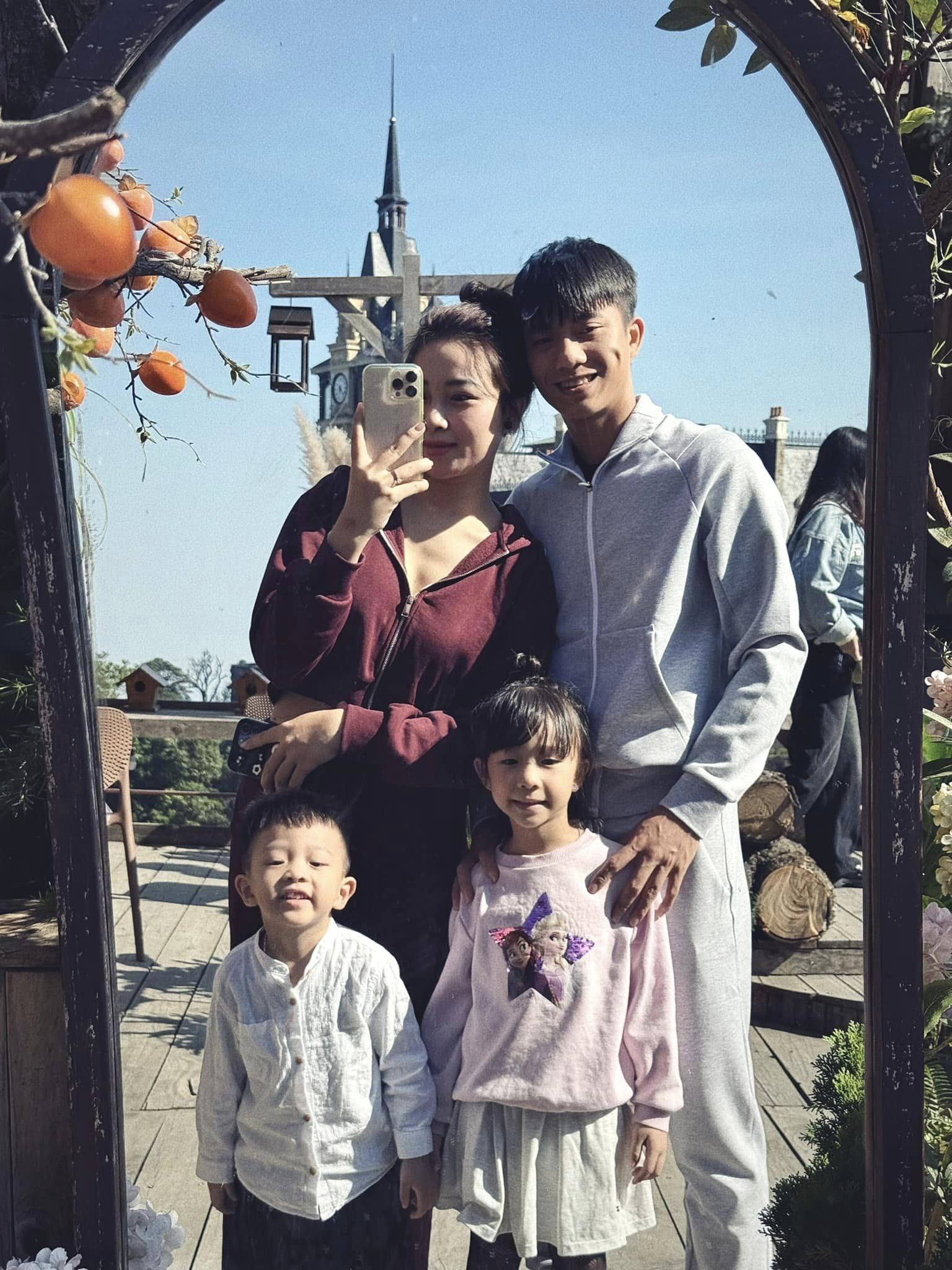 Phan Văn Đức rủ cô chủ khách sạn Nhật Linh hẹn hò trong đêm, cưới 4 năm vẫn tình bể bình- Ảnh 1.