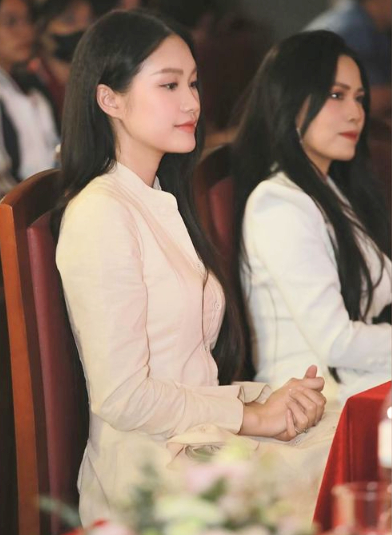 Bà xã Đoàn Văn Hậu khoe góc nghiêng cực phẩm, cùng nàng WAG xinh nhất làng bóng đá đọ sắc càng "gấp đôi visual"- Ảnh 2.