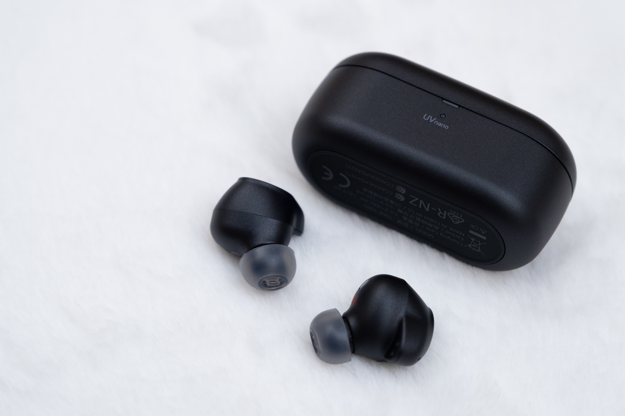 Tai nghe LG TONE Free T90S: Hộp sạc khử khuẩn, thiết kế nhỏ gọn, âm thanh "đỉnh nóc, kịch trần"- Ảnh 4.