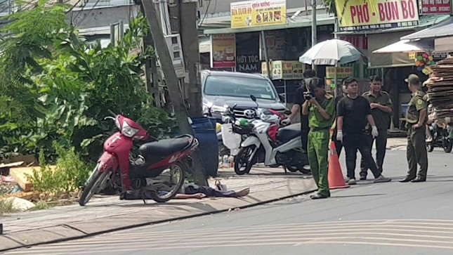 Phát hiện người đàn ông tử vong trên xe máy ven đường ở Bình Dương- Ảnh 1.