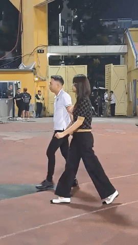 Cam thường check nhan sắc hoa hậu Đỗ Mỹ Linh khi lên xe 18 tỷ rời sân bóng, biểu cảm của chủ tịch CLB Hà Nội gây chú ý- Ảnh 1.