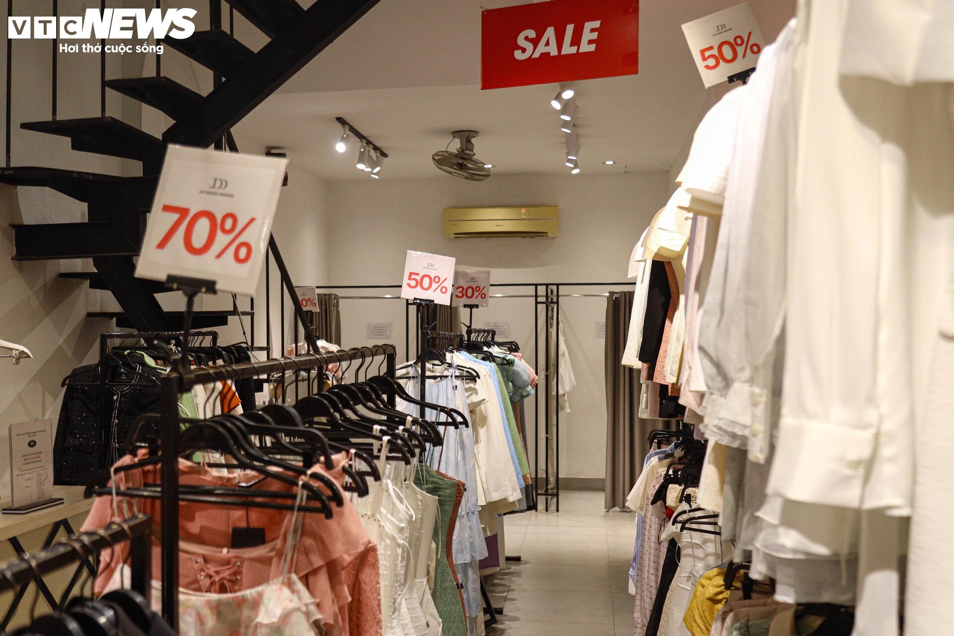 Khách thờ ơ mua sắm, cửa hàng vắng ngắt trước ngày hội siêu giảm giá 11/11- Ảnh 11.