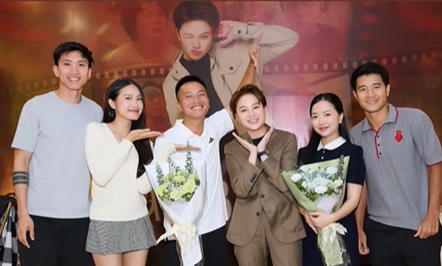 Bà xã Đoàn Văn Hậu khoe góc nghiêng cực phẩm, cùng nàng WAG xinh nhất làng bóng đá đọ sắc càng "gấp đôi visual"- Ảnh 4.