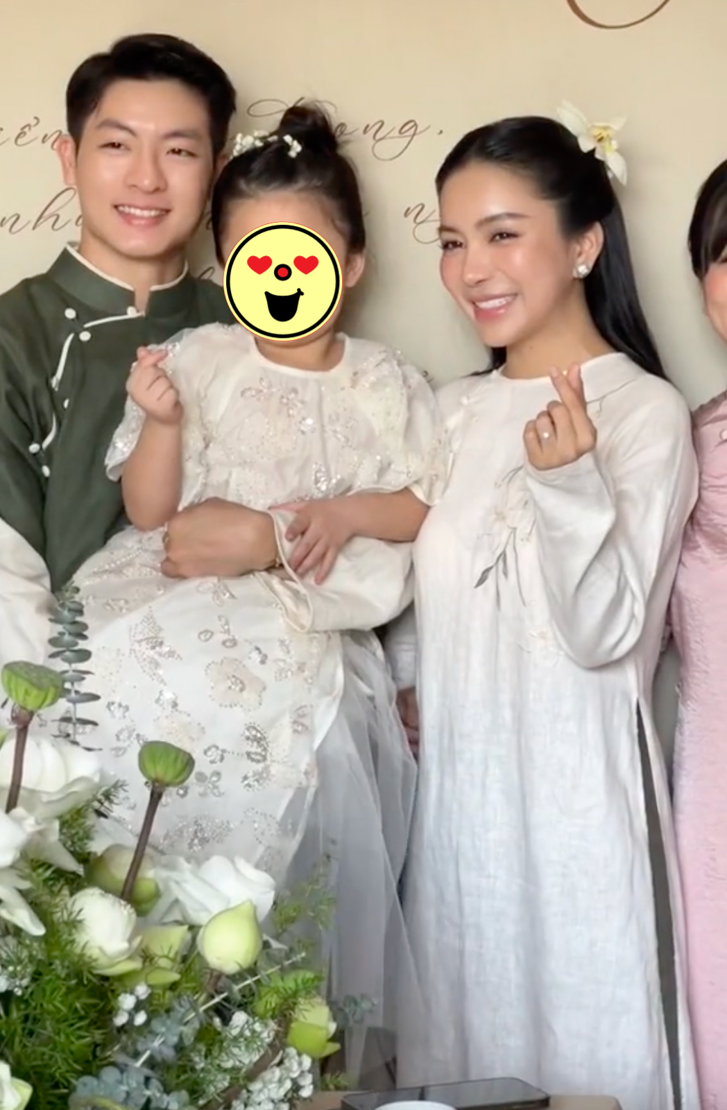 Đám hỏi đang gây xôn xao vì dâu - rể mặc đơn giản mà sang, visual chú rể như “xé truyện
