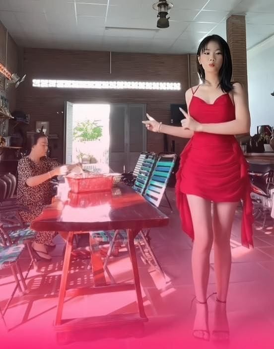 Bé Mèo Nhỏ Mít Ướt trong đại chiến "hàng chợ" - "đồ hiệu": Nói chuyện tẻn tẻn lên xu hướng, body gợi cảm- Ảnh 1.
