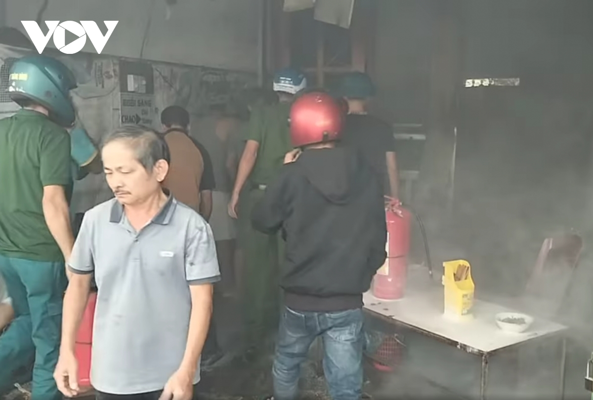 Người đ&agrave;n &ocirc;ng mang xăng đến nh&agrave; người kh&aacute;c tự thi&ecirc;u ở Quảng Nam- Ảnh 2.