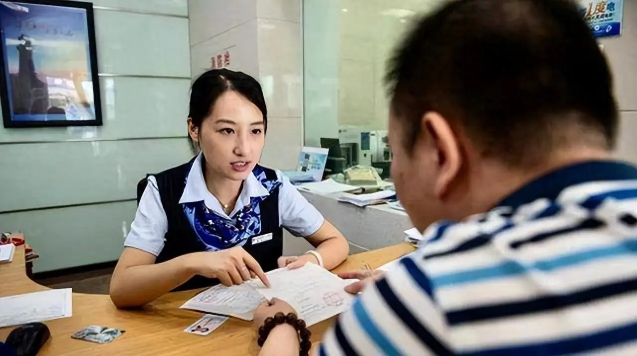 Người đ&agrave;n &ocirc;ng r&uacute;t 170 triệu đồng, nhưng t&agrave;i khoản ng&acirc;n h&agrave;ng kh&ocirc;ng bị trừ tiền m&agrave; được cộng th&ecirc;m: Chỉ 1 tuần sau nhận &aacute;n phạt v&igrave; lỡ ti&ecirc;u hết- Ảnh 1.