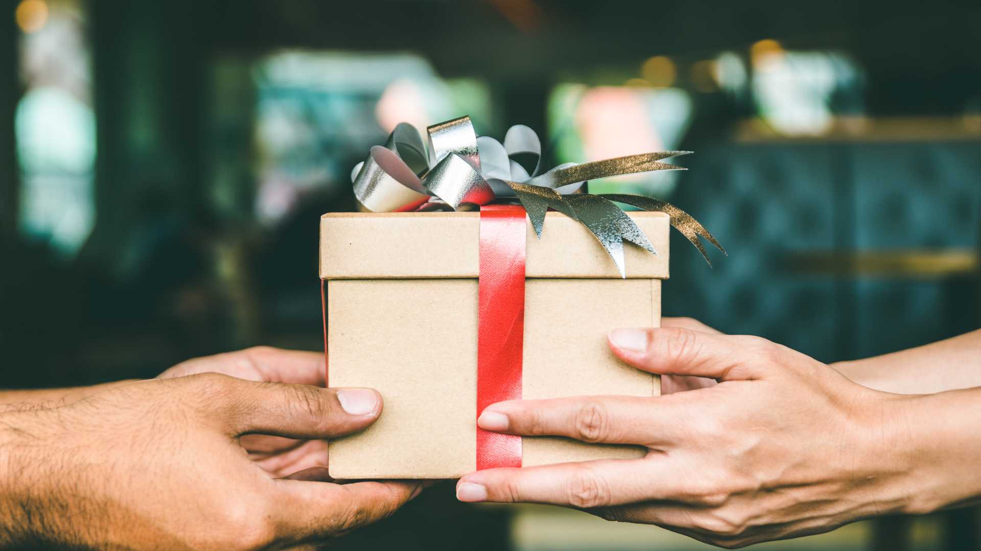 Tặng qu&agrave; cuối năm cũng cần chiến lược: Chuy&ecirc;n gia t&agrave;i ch&iacute;nh khuy&ecirc;n 5 điều vừa tiết kiệm, vừa l&agrave;m h&agrave;i l&ograve;ng người nhận!- Ảnh 1.