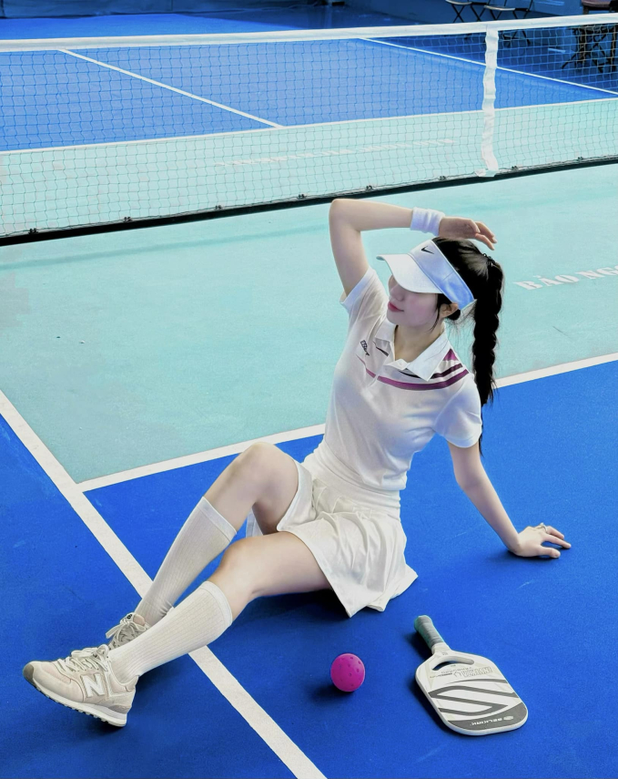 Hai "em gái" hot nhất làng bóng đá chơi pickleball: Em gái Công Vinh sexy, quyến rũ, nhìn sang em gái Văn Toàn lại càng thu hút hơn- Ảnh 1.