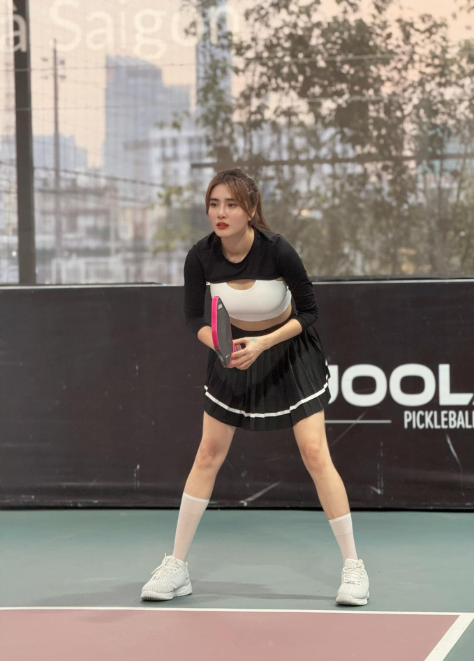 Hai "em gái" hot nhất làng bóng đá chơi pickleball: Em gái Công Vinh sexy, quyến rũ, nhìn sang em gái Văn Toàn lại càng thu hút hơn- Ảnh 4.