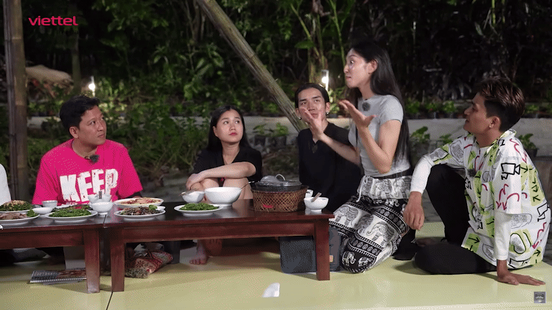 Hoa hậu Thùy Tiên căng thẳng với Trường Giang- Ảnh 1. Hoa hậu Thùy Tiên căng thẳng với Trường Giang- Ảnh 1.