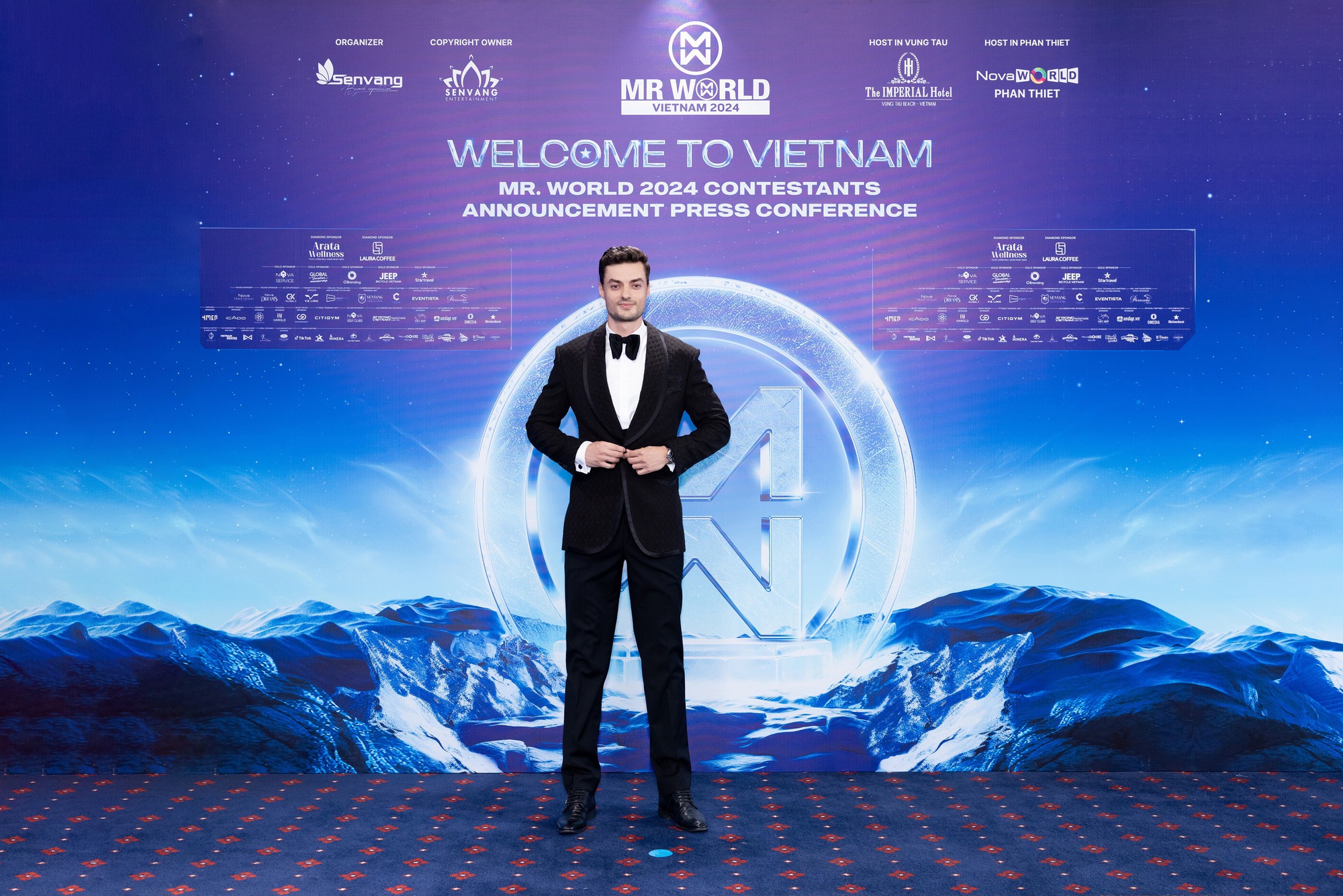 Giám khảo Mr World sở hữu body 6 múi, cực kỳ điển trai khiến hội chị em truy tìm danh tính là ai?- Ảnh 4.