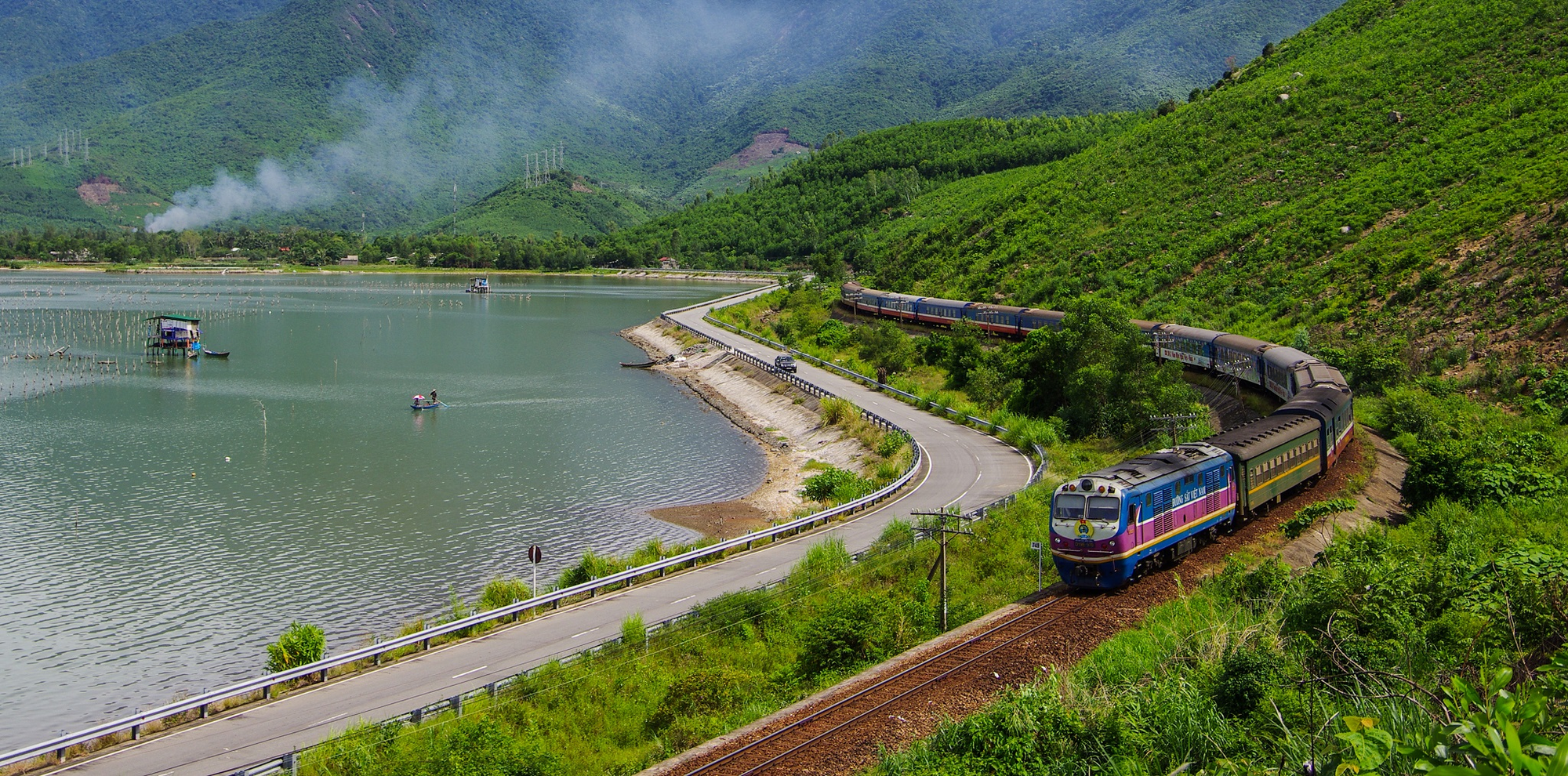 Tuyến đường sắt 100km được mệnh danh đẹp nhất Việt Nam: Lưng tựa núi, mặt giáp biển, vé chỉ từ 80 nghìn VNĐ- Ảnh 2.