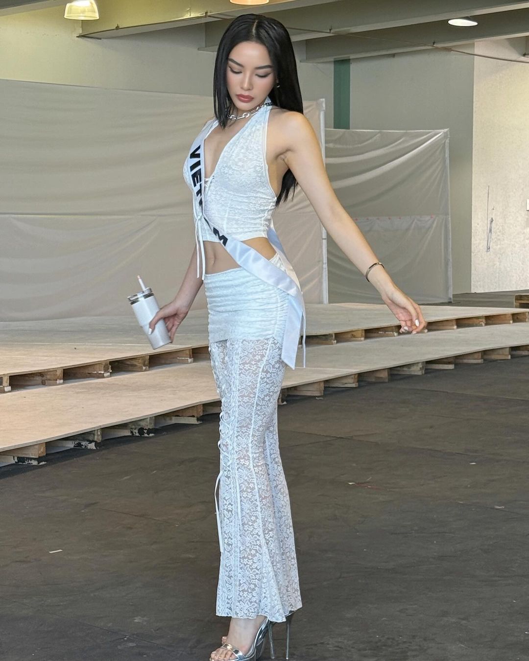 Kỳ Duyên đụng hàng đối thủ ngay tại đấu trường Miss Universe, so kè vóc dáng một 9 một 10- Ảnh 2.