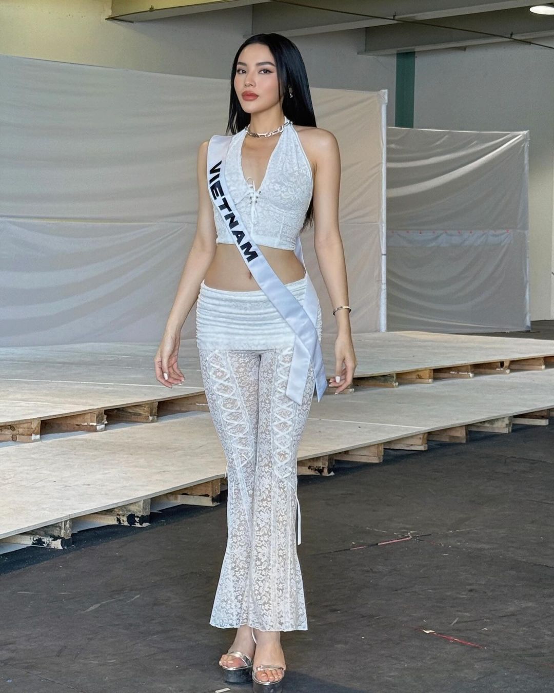 Kỳ Duyên đụng hàng đối thủ ngay tại đấu trường Miss Universe, so kè vóc dáng một 9 một 10