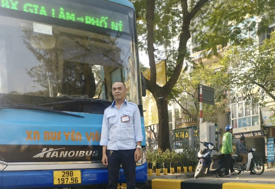 Hà Nội: Phụ xe buýt khống chế đối tượng móc túi "nhanh như chớp", hành khách vỡ òa nhận lại tài sản- Ảnh 3.