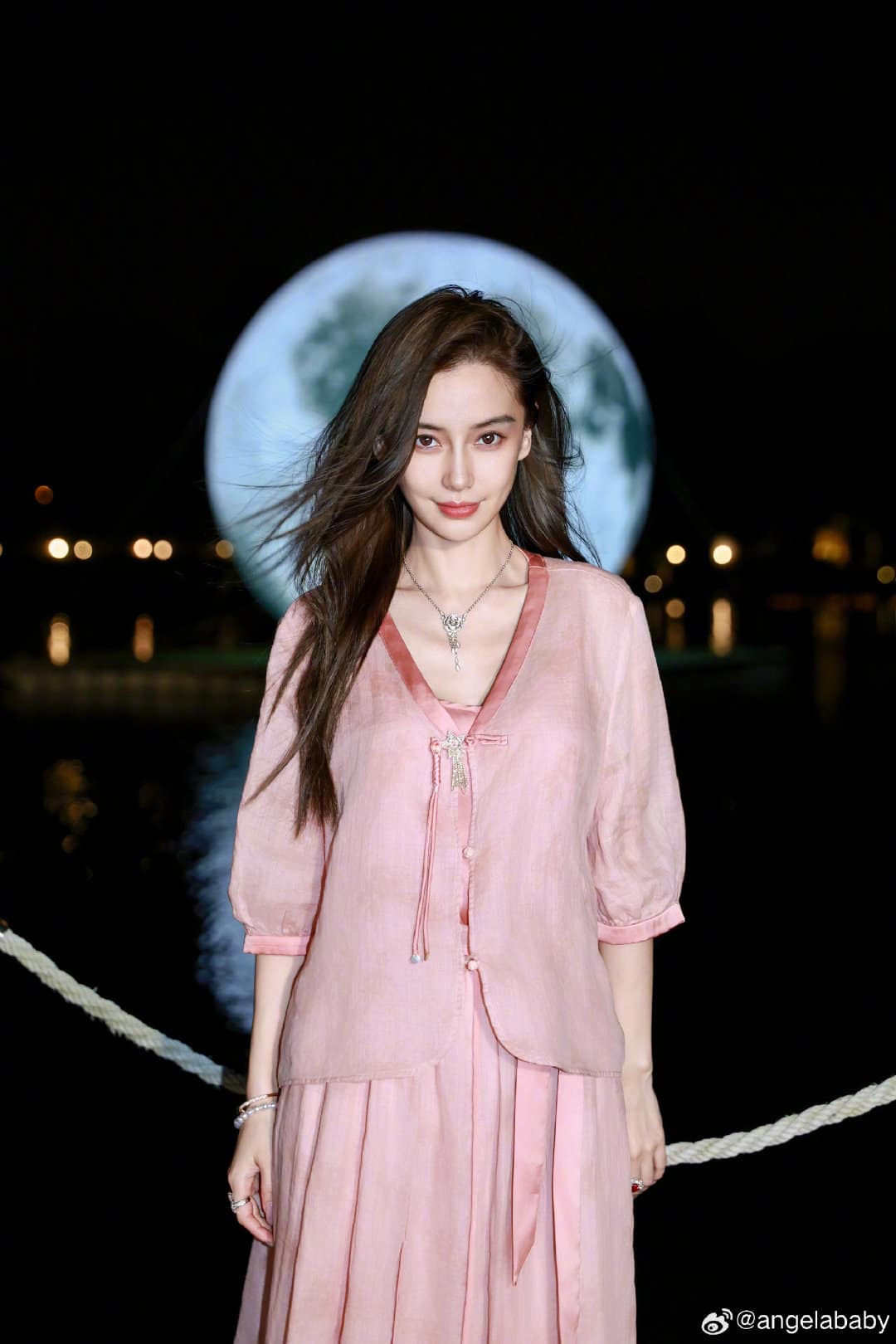 Angelababy làm gì khi chồng cũ Huỳnh Hiểu Minh bị đồn đưa bạn gái đi khám thai?- Ảnh 1.