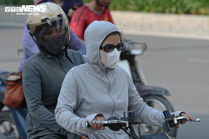 Hà Nội mịt mù ô nhiễm, nắng nóng bất thường giữa mùa đông khiến dân ngộp thở- Ảnh 11.