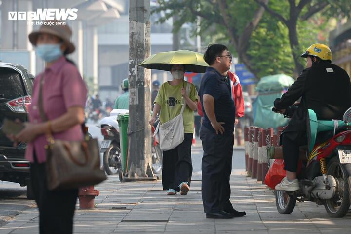 Hà Nội mịt mù ô nhiễm, nắng nóng bất thường giữa mùa đông khiến dân ngộp thở- Ảnh 15.