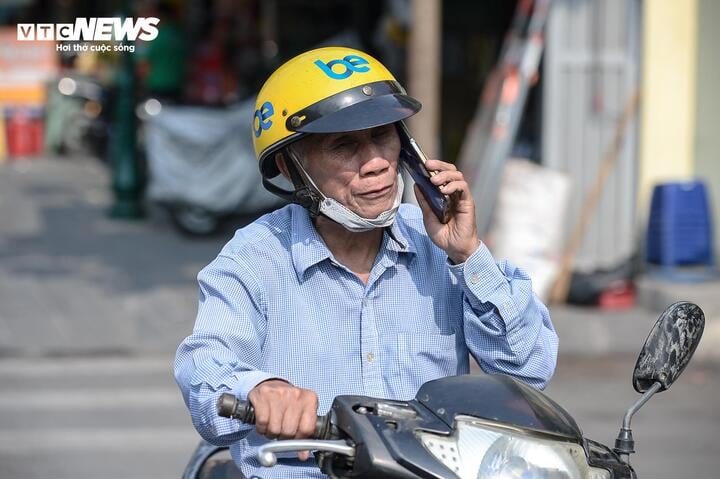 Hà Nội mịt mù ô nhiễm, nắng nóng bất thường giữa mùa đông khiến dân ngộp thở- Ảnh 7.