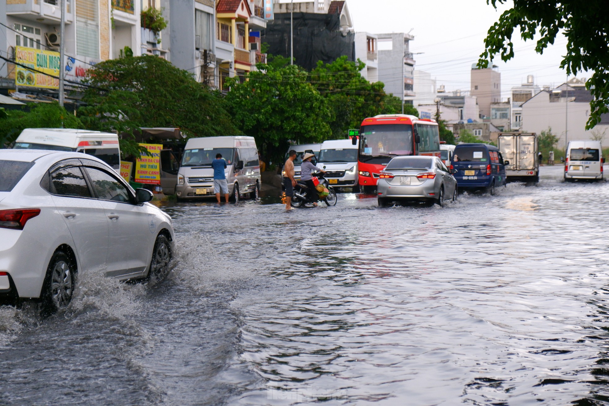 Mưa là ngập, tiểu thương ở TPHCM 'than trời'- Ảnh 2.