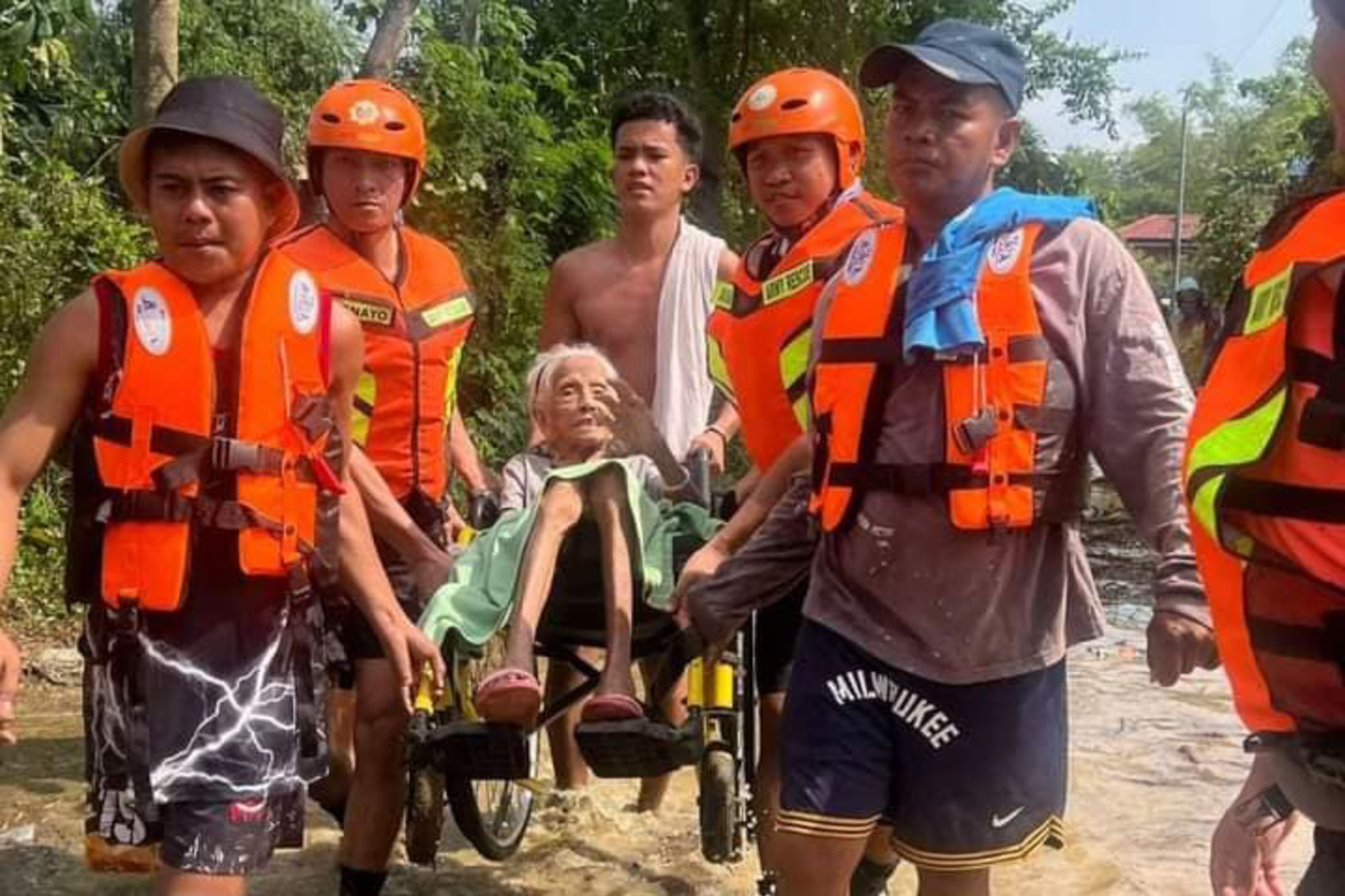 Siêu bão Usagi đổ bộ Philippines, gió giật 240 km/giờ- Ảnh 1.