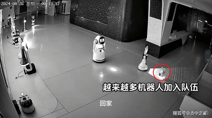 Robot nhỏ rủ rê 12 robot lớn 