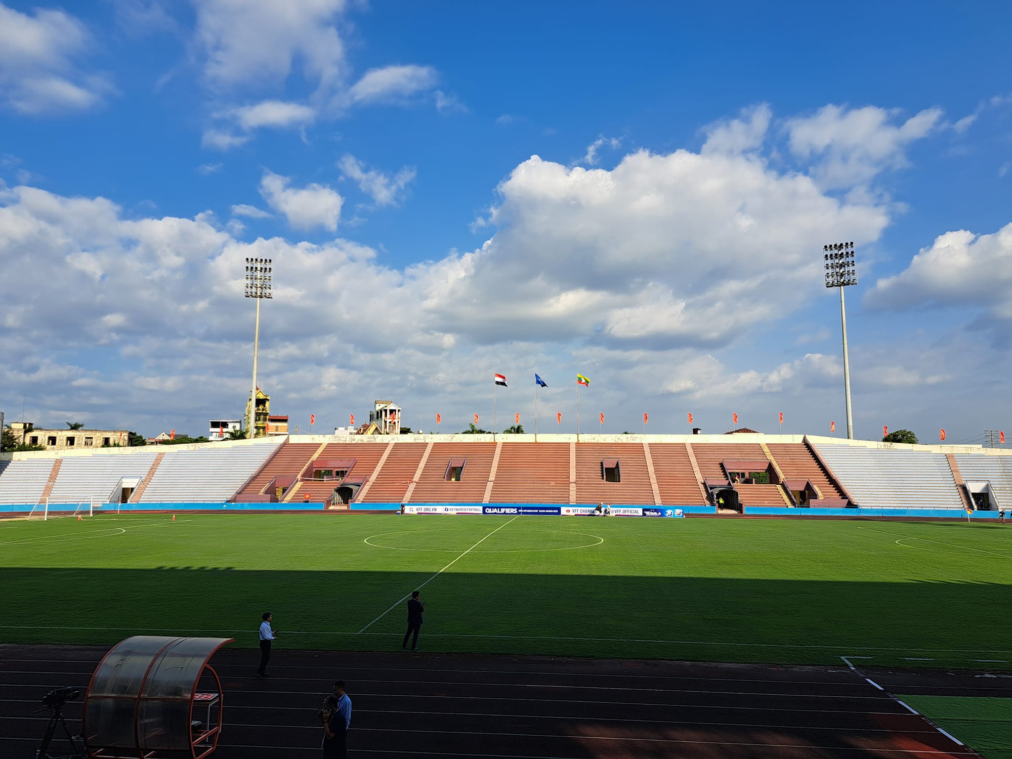 “Chảo lửa” thay sân Mỹ Đình ở AFF Cup: Đạt chuẩn châu Á, giữ 1 kỷ lục khó tin của bóng đá Việt Nam- Ảnh 1.