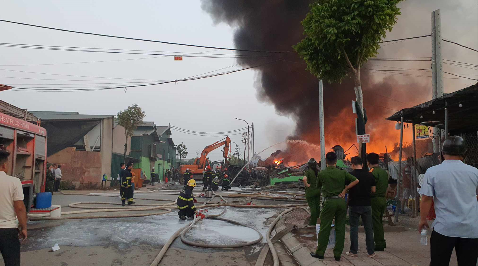 Cháy lớn, khói lửa bao trùm xưởng sản xuất bao bì ở Hà Nội- Ảnh 1.