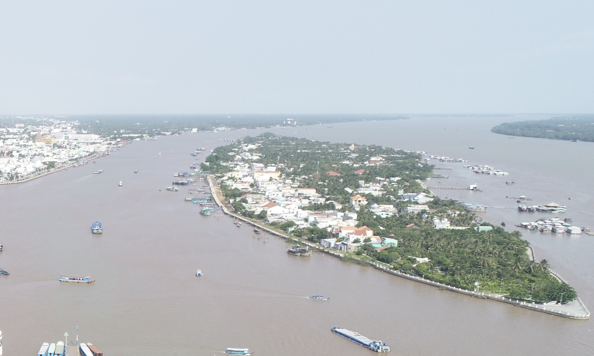 Người đàn ông tử vong trong tư thế bị cột 2 tay- Ảnh 1.