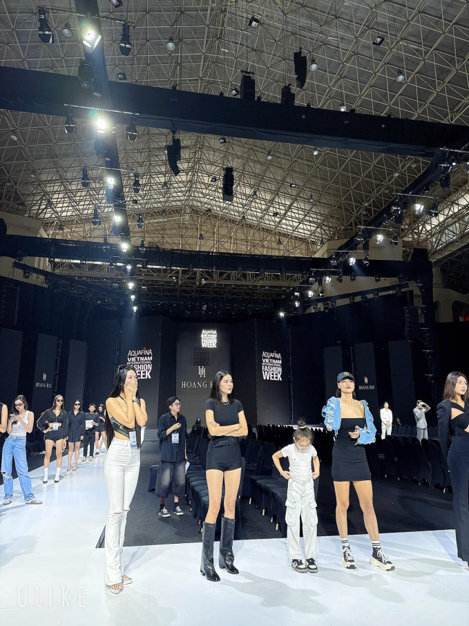 Nàng WAG Kỳ Hân khoe chân dài cực phẩm ngày tái xuất sàn catwalk, nhan sắc và thần thái mẹ hai con cực "slay"- Ảnh 1.