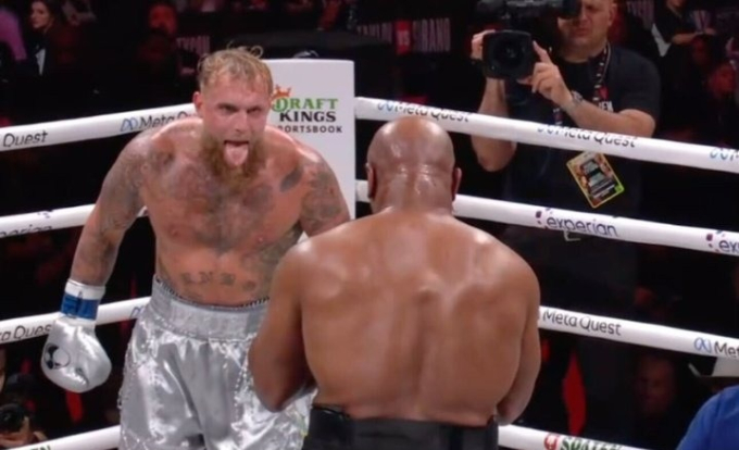 Jake Paul có hành động bất ngờ sau cú đòn của Mike Tyson, fan chỉ trích: “Không thể chấp nhận”- Ảnh 1.