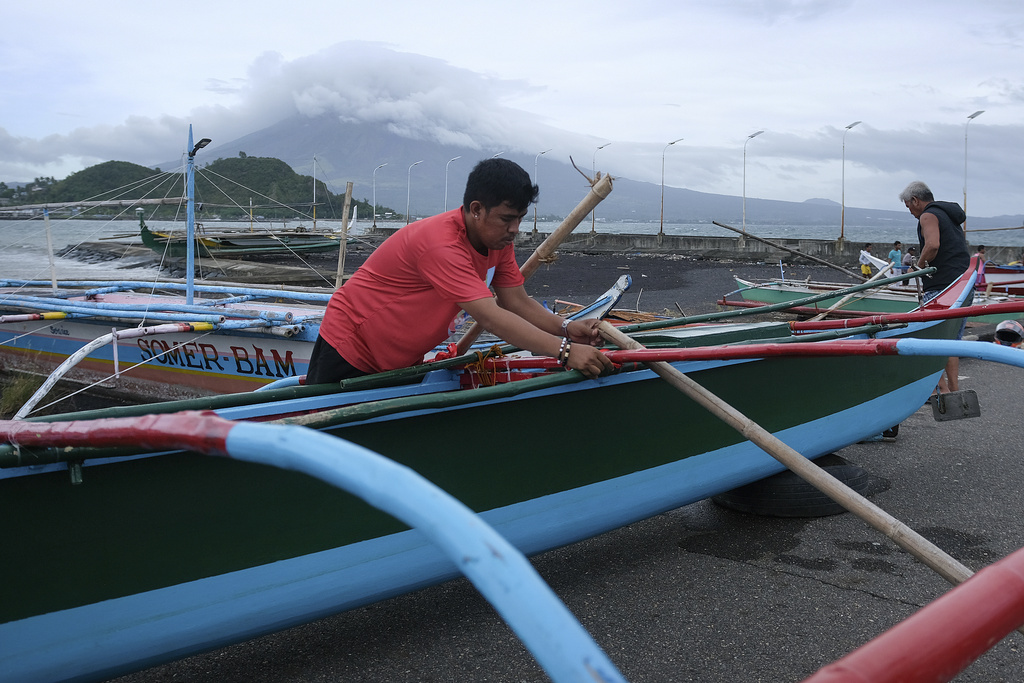 Philippines kêu gọi sơ tán khẩn cấp khi siêu bão Man-Yi mạnh lên- Ảnh 2.