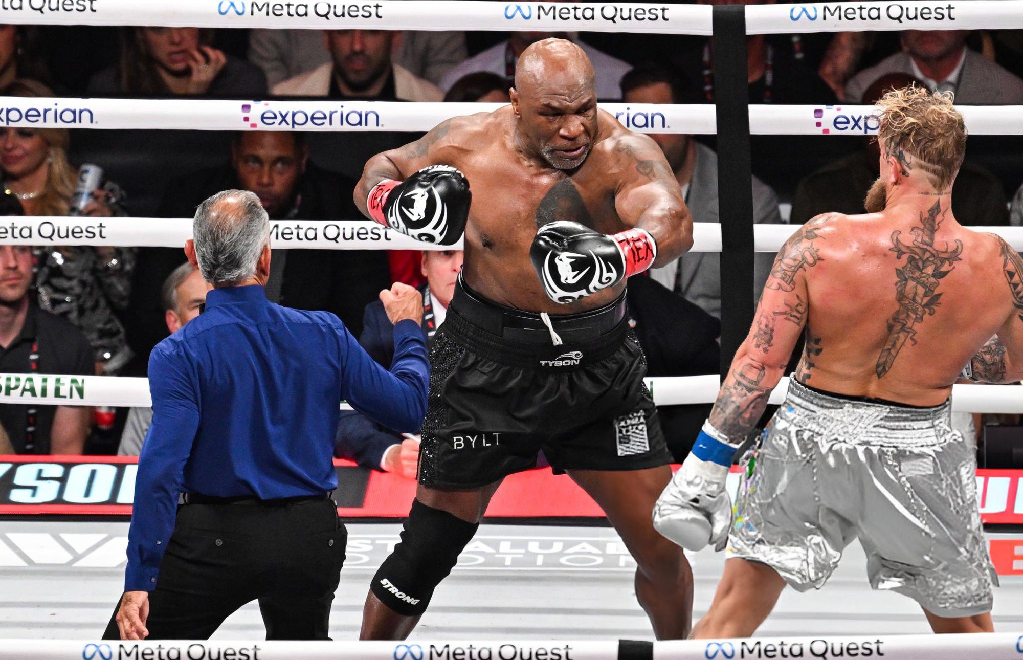 Mike Tyson chia sẻ gây sốc sau trận Jake Paul: Tôi suýt chết, mất nửa lượng máu, sụt mất 11kg- Ảnh 1.