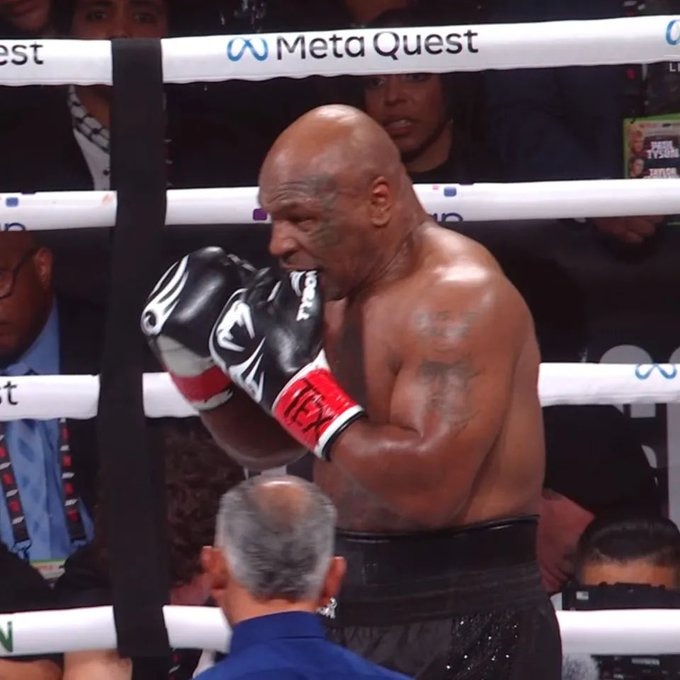 Mike Tyson liên tục cắn “một vật” khi đối đầu với Jake Paul, nguyên nhân đằng sau được tiết lộ- Ảnh 1.