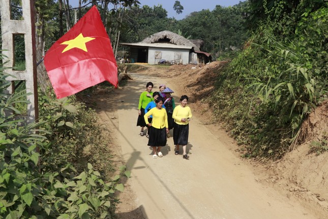 Gác đau thương, người dân Làng Nủ tổ chức Ngày hội Đại đoàn kết toàn dân tộc- Ảnh 1.