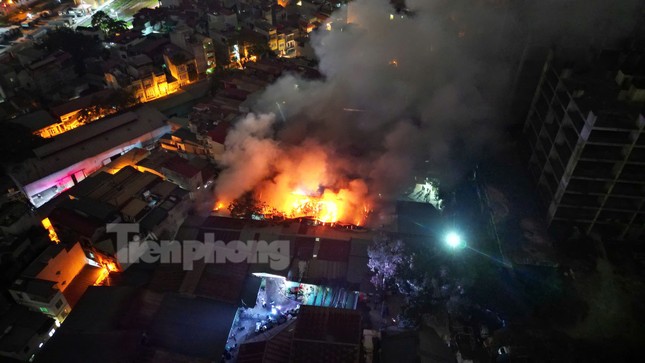 Hà Nội: Đang cháy lớn tại kho hàng trên phố Định Công, khói kèm lửa bốc cao hàng chục mét- Ảnh 4.