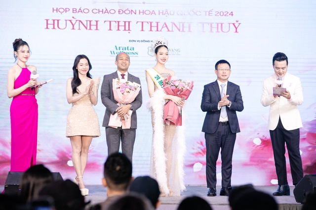 Hoa hậu Thanh Thủy “nuốt mic” tại sự kiện, lên tiếng về hành động khó hiểu trong đêm đăng quang- Ảnh 9.