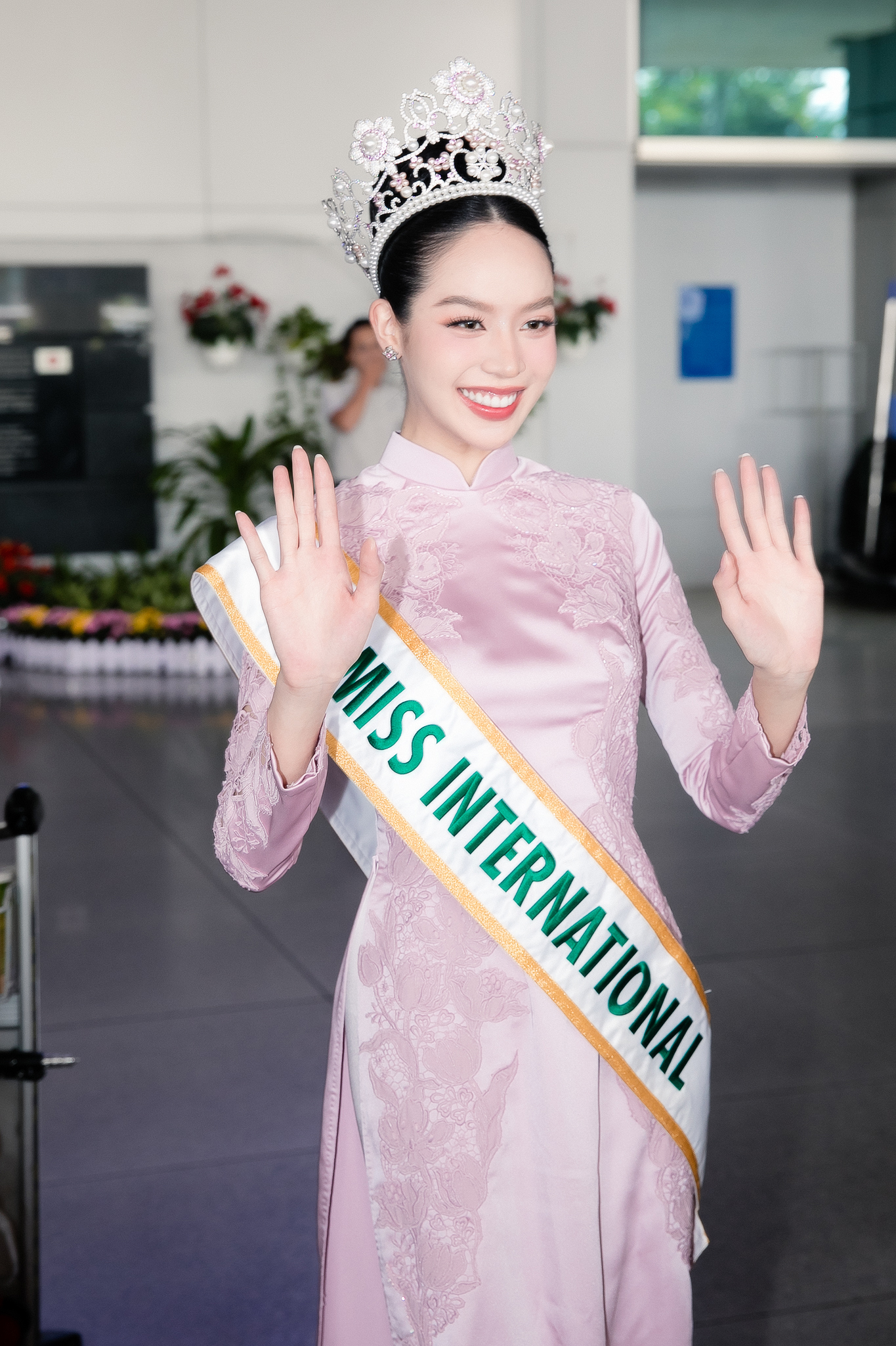 Hoa hậu Thanh Thủy vừa đáp xuống sân bay đã dính cả rổ meme, thay đổi thái độ trong tích tắc vì 1 câu hỏi- Ảnh 9.