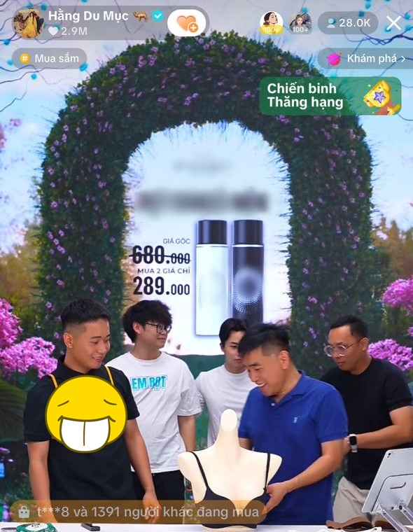 Phản ứng của team Quang Linh Vlogs khi bị chê vì ngày càng lố lăng- Ảnh 4.