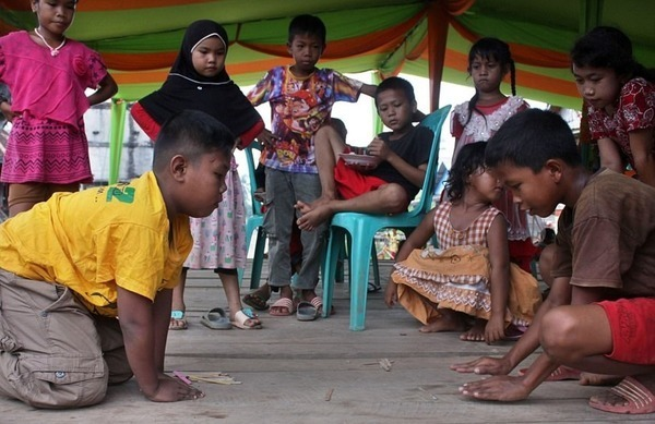 Cậu bé người Indonesia năm 2 tuổi từng "phì phèo" 40 điếu thuốc 1 ngày khiến cả thế giới chấn động giờ ra sao?- Ảnh 5.