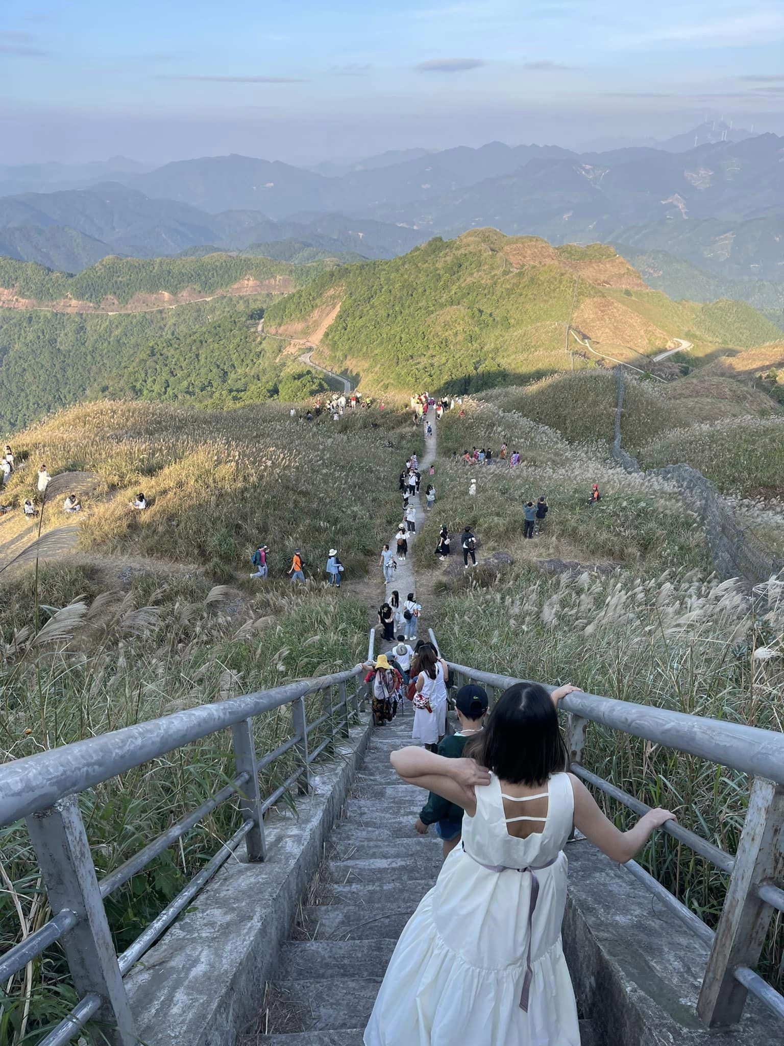 "Biển người" chen chúc trên đỉnh đồi cỏ lau cực hot ở Quảng Ninh- Ảnh 12.