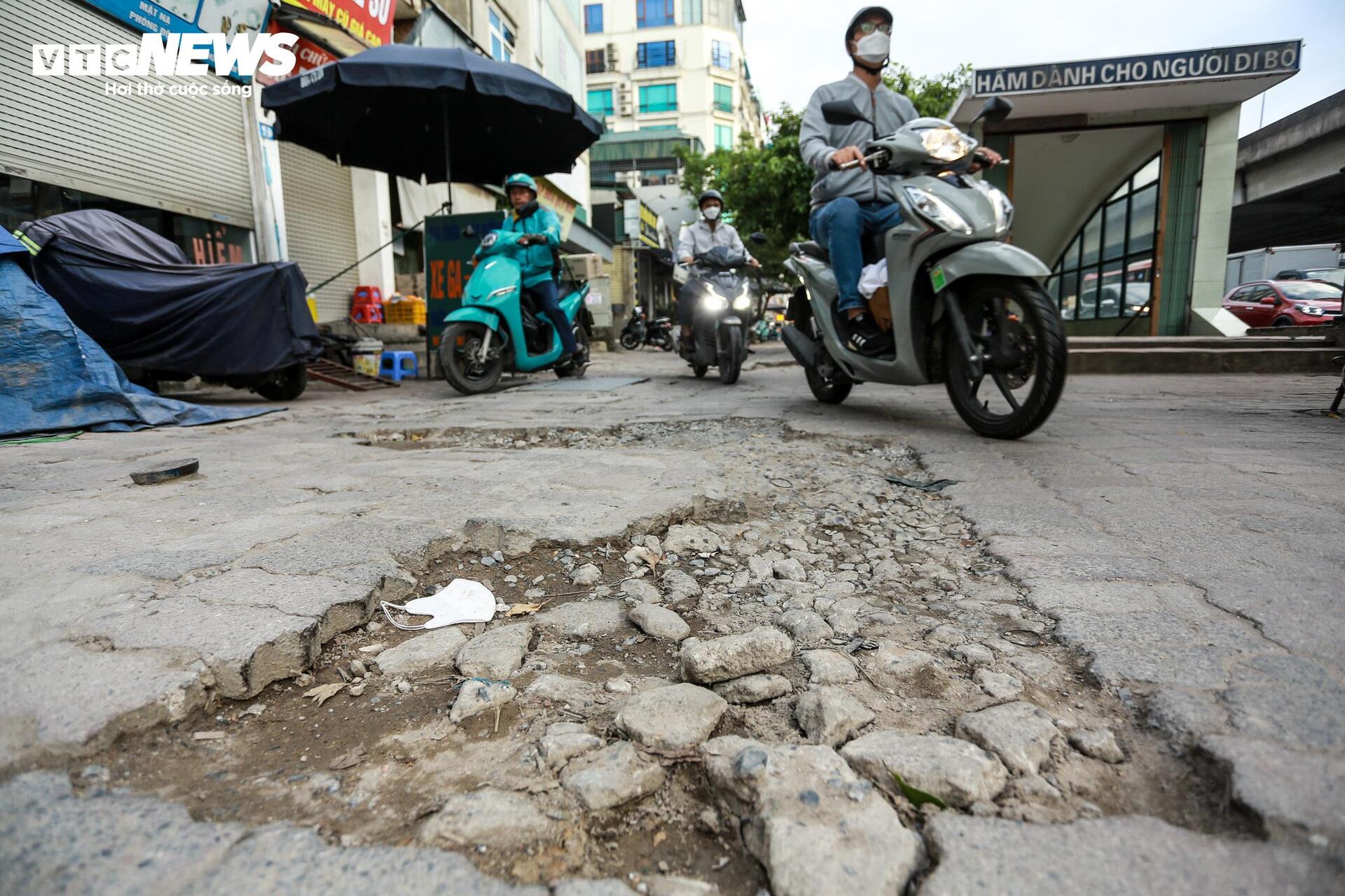 Cận cảnh 500m vỉa hè 'nát tươm' sắp được chi hơn 29 tỷ đồng để cải tạo ở Hà Nội- Ảnh 7.