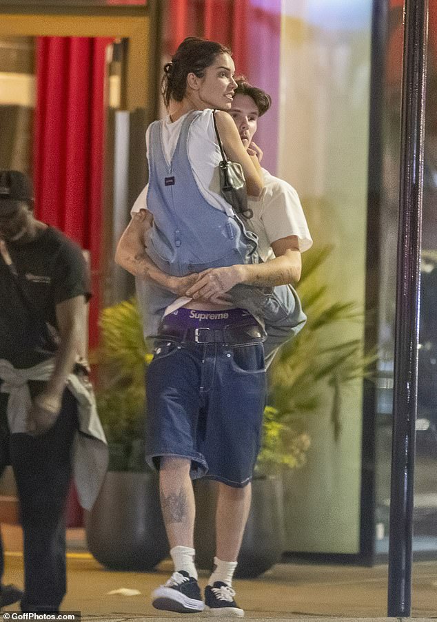 Cậu &uacute;t nh&agrave; Beckham quấn qu&yacute;t kh&ocirc;ng rời bạn g&aacute;i hơn 10 tuổi, b&agrave; Victoria c&oacute; động th&aacute;i mới với &ldquo;con d&acirc;u tương lai&rdquo;- Ảnh 4.