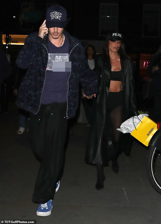 Cậu &uacute;t nh&agrave; Beckham quấn qu&yacute;t kh&ocirc;ng rời bạn g&aacute;i hơn 10 tuổi, b&agrave; Victoria c&oacute; động th&aacute;i mới với &ldquo;con d&acirc;u tương lai&rdquo;- Ảnh 2.